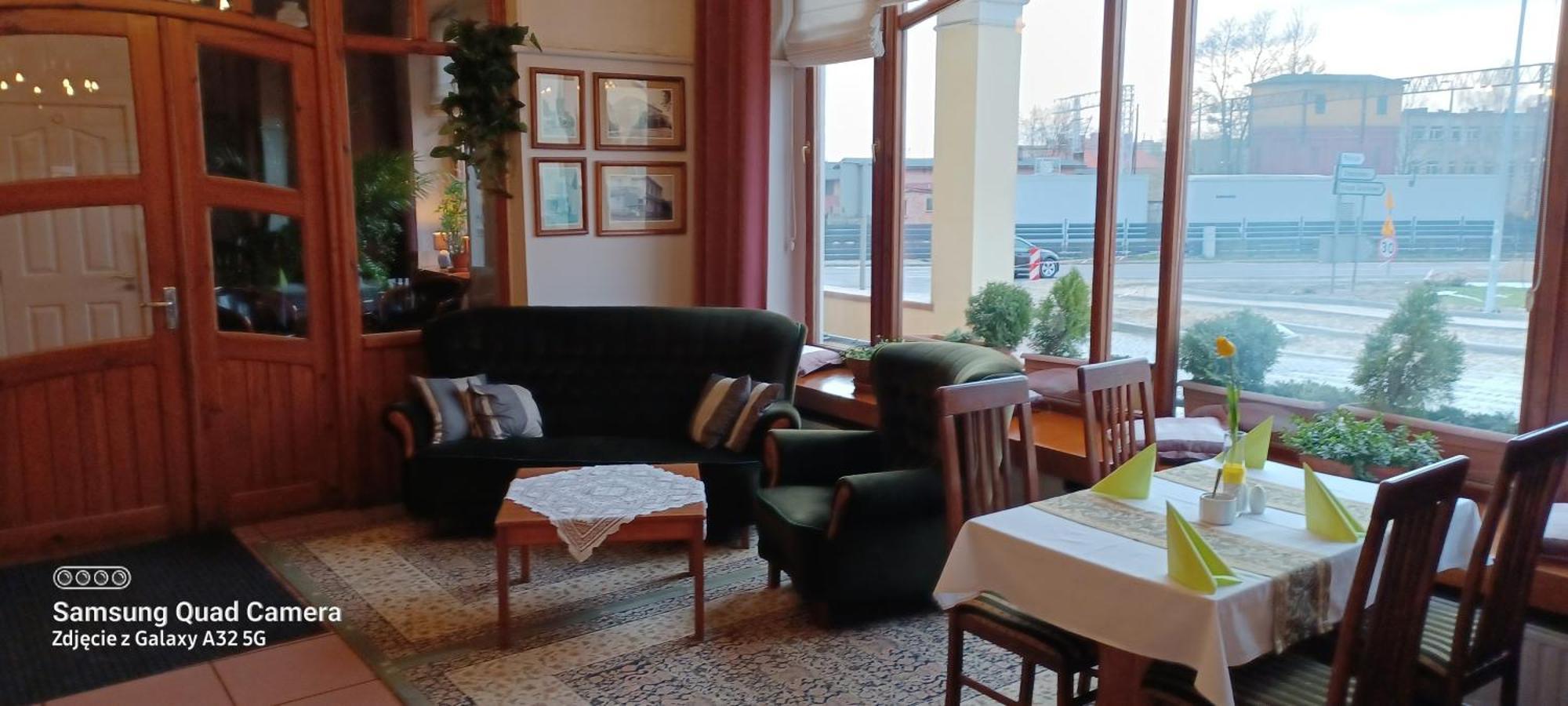 Wielkopolanka Pokoje Goscinne I Restauracja Chodziez Exterior photo
